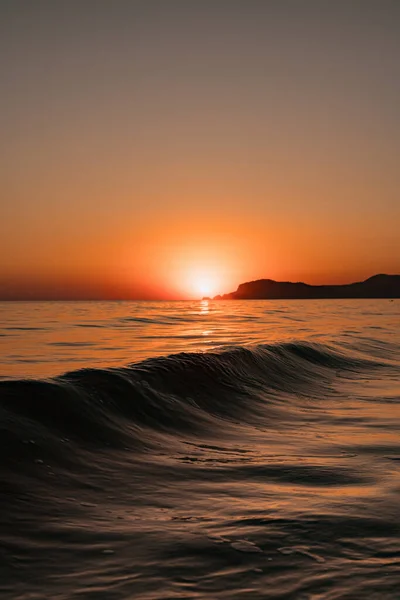 Морской пейзаж с чистым небом и волнами на закате — стоковое фото