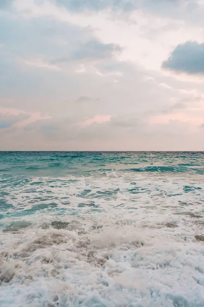 Море и голубое небо. — стоковое фото