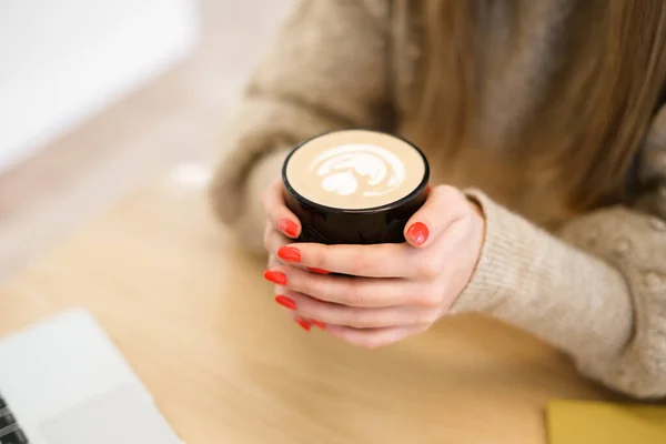 Γυναίκα κρατά τον καφέ στα χέρια — Φωτογραφία Αρχείου