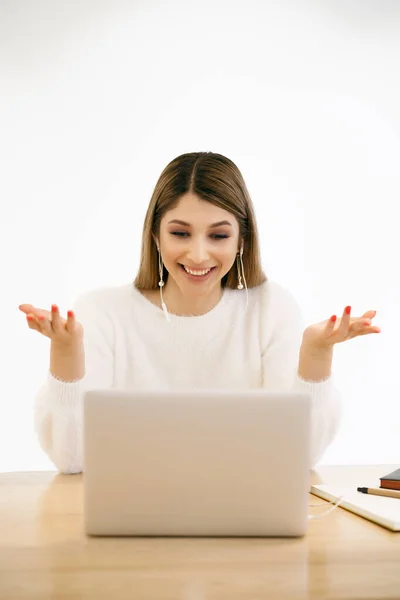 Blogueiro feminino feliz rindo enquanto conversa com amigos em redes sociais no dispositivo laptop — Fotografia de Stock