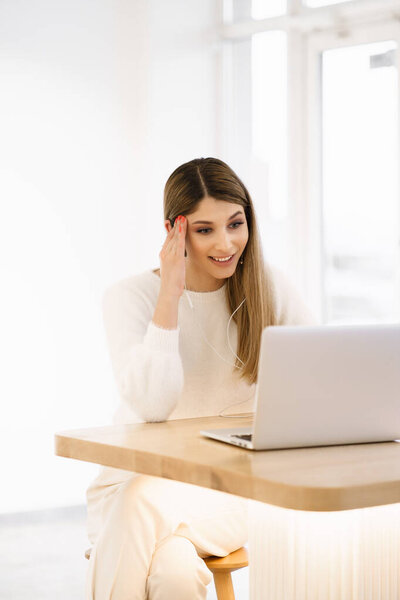 Счастливая sfemale блоггер смеется во время чата с друзьями в социальных сетях на ноутбуке устройства