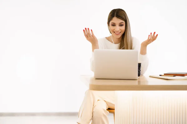 Blogueiro feminino feliz rindo enquanto conversa com amigos em redes sociais no dispositivo laptop — Fotografia de Stock