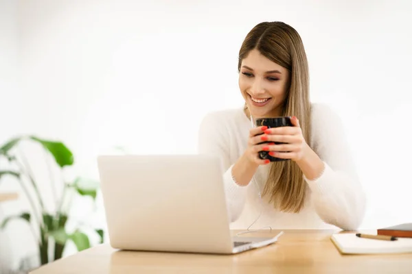 Glimlachende blanke vrouw werken op laptop — Stockfoto