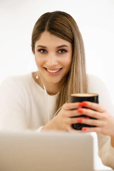Lächelnde Kaukasierin arbeitet am Laptop — Stockfoto