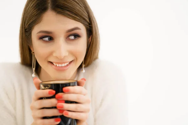 Kawa. Piękna dziewczyna pije kawę. — Zdjęcie stockowe