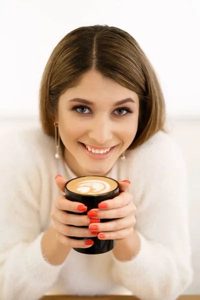 Café. Menina bonita bebendo café. — Fotografia de Stock