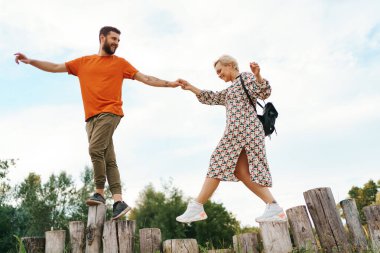 Aktif mutlu çift birlikte vakit geçirir.