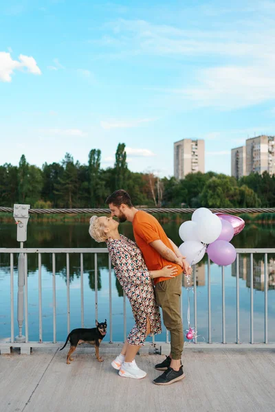 Köprüde öpüşen çift — Stok fotoğraf