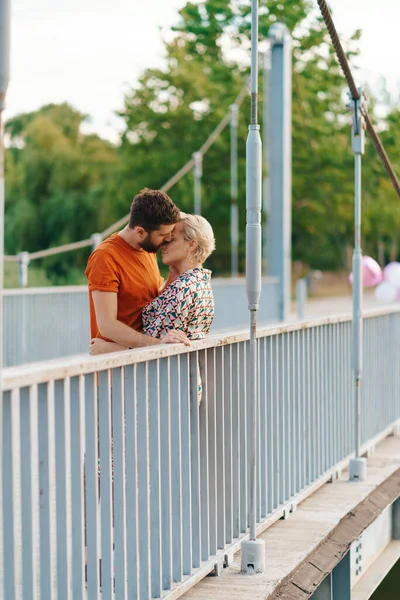 Coppia baci sul ponte — Foto Stock