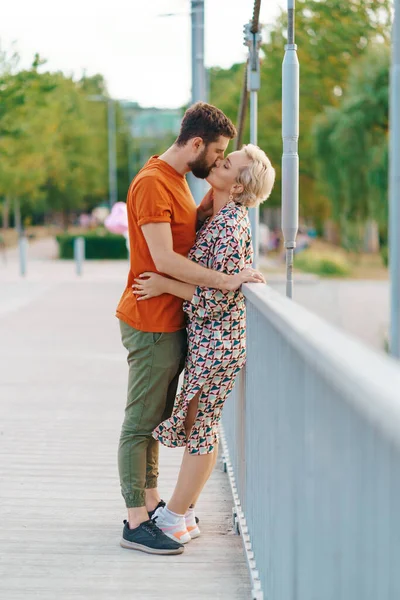 Couple embrasser sur le pont — Photo