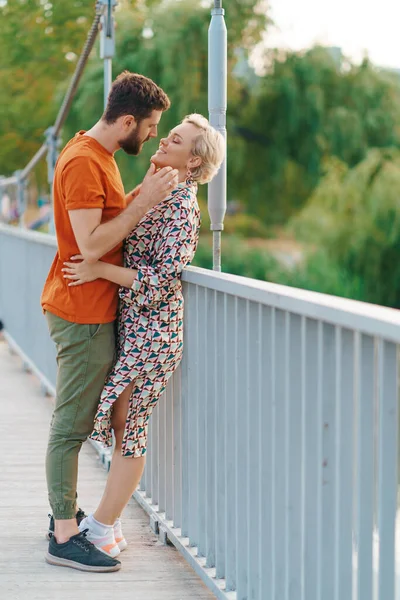 Paar kusjes op de brug — Stockfoto