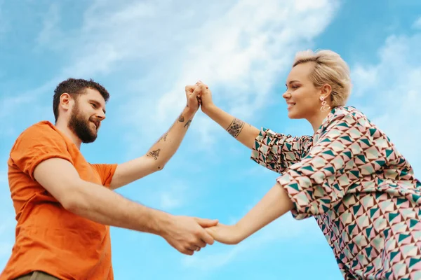 Gelukkig paar op lucht achtergrond — Stockfoto