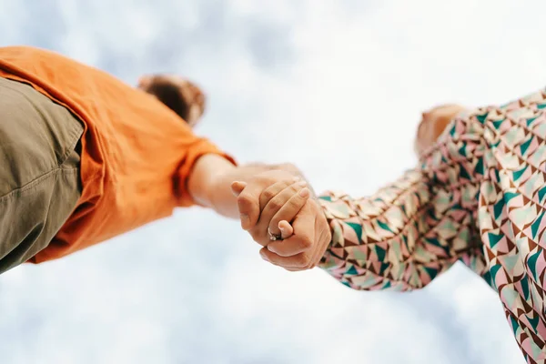 Felice coppia su sfondo cielo — Foto Stock