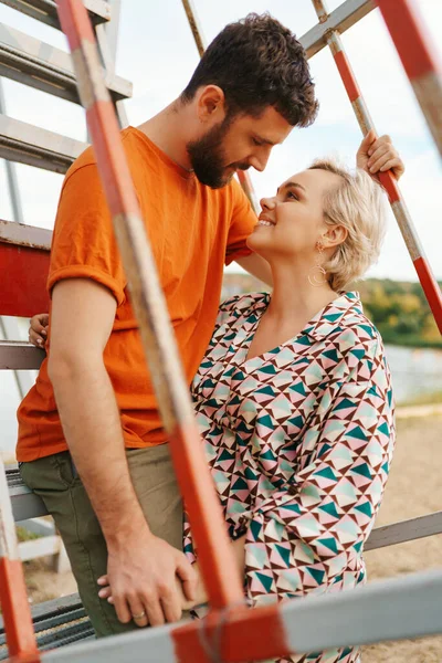 Retrato feliz pareja abrazos — Foto de Stock