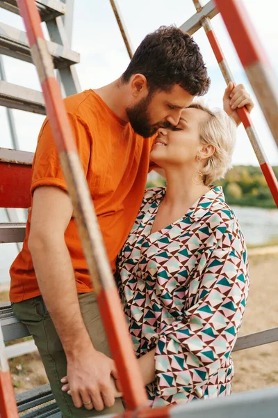 Portret gelukkig paar knuffelen — Stockfoto