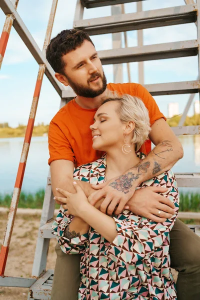 Portret szczęśliwa para przytulanie — Zdjęcie stockowe