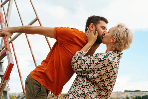 Portrait couple heureux câlin — Photo