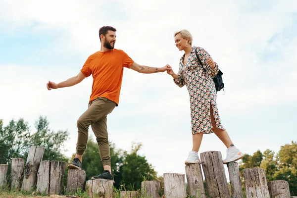 Attiva coppia felice trascorrere del tempo insieme — Foto Stock