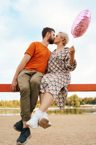 Hermosa pareja feliz besándose —  Fotos de Stock
