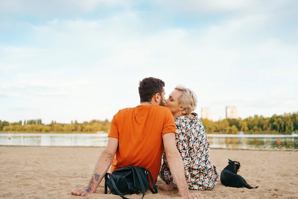 Charmant couple profiter de l'autre assis sur le sable — Photo