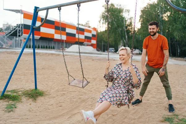 Piękna para zabawy na świeżym powietrzu — Zdjęcie stockowe