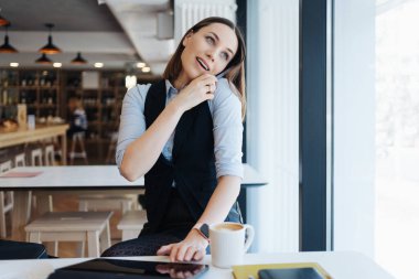 Kafkasyalı güzel bir kadın iş için akıllı telefon kullanıyor.
