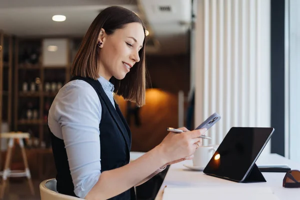 Caucásico hermosa mujer utilizando el teléfono inteligente para los negocios — Foto de Stock