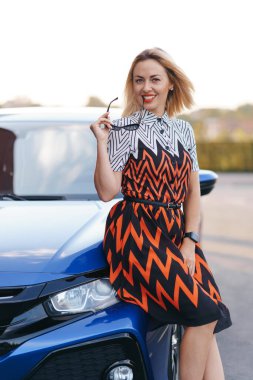 Arabasıyla poz veren kadın.