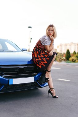 Arabasıyla poz veren kadın.