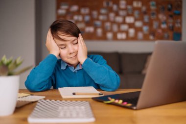 Evde çevrimiçi öğrenim ve eğitim