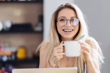 Modern kız internette sörf yapıyor.