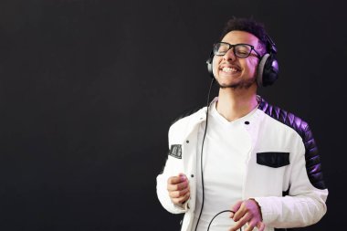 Kaygısız koyu tenli adam canlı müzik dinler.