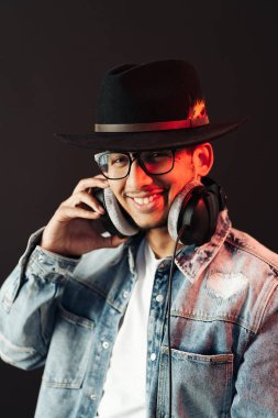 Kaygısız koyu tenli adam canlı müzik dinler.