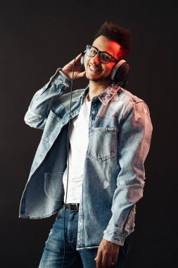 Kaygısız koyu tenli adam canlı müzik dinler.