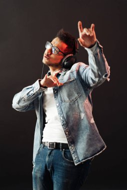 Kaygısız koyu tenli adam canlı müzik dinler.