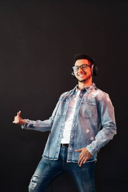 Kaygısız koyu tenli adam canlı müzik dinler.