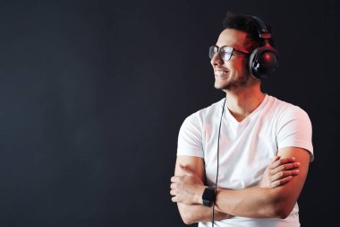 Kaygısız koyu tenli adam canlı müzik dinler.