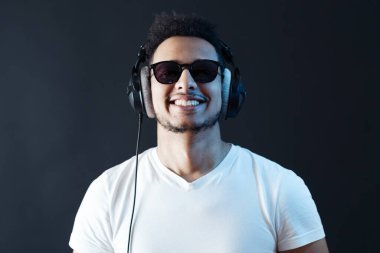 Kaygısız koyu tenli adam canlı müzik dinler.