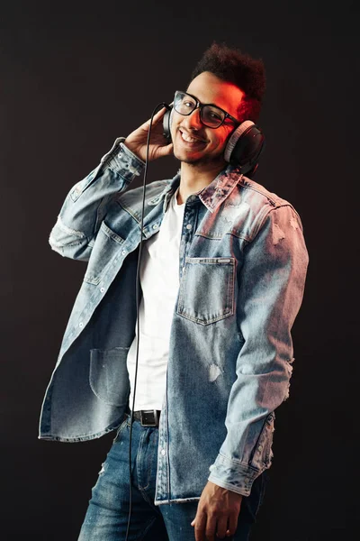 Kaygısız koyu tenli adam canlı müzik dinler.