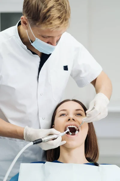 구강 위생, 치수를 재고 솔질을 하는 치과 의사 — 스톡 사진
