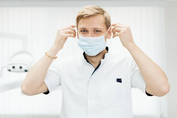 Чоловік професійний лікар одягнутий на захисну маску для обличчя . — стокове фото