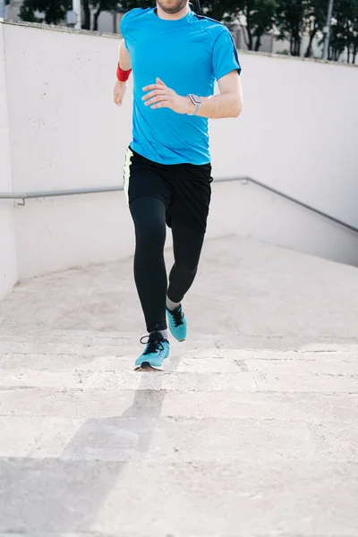 Joven practicando entrenamiento de intervalos en escaleras — Foto de Stock