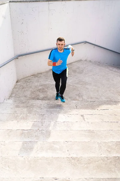 Mladý muž cvičit interval cvičení na schodech — Stock fotografie
