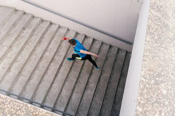 Joven practicando entrenamiento de intervalos en escaleras — Foto de Stock