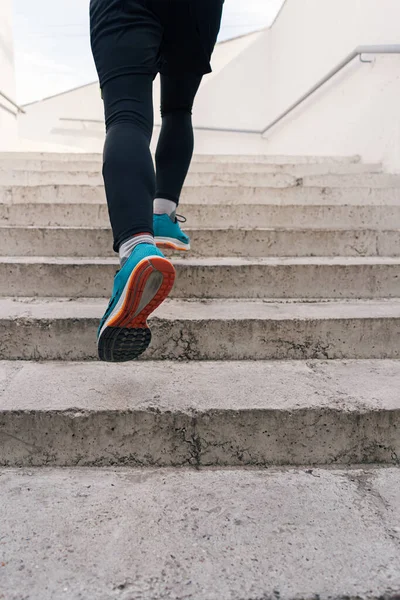 Ноги молодого человека делают интервал тренировки на лестнице — стоковое фото