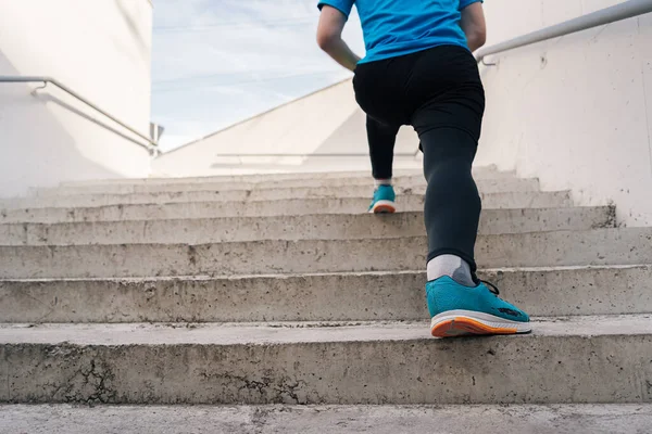 Caucásico hombre estiramiento ciudad entrenamiento — Foto de Stock