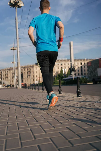 Atraktivní fit muž běží ve městě — Stock fotografie