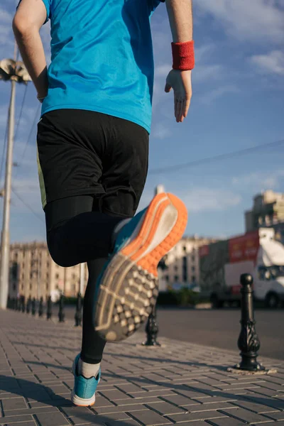 Fit man running legs in the city — Stock fotografie