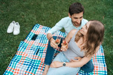 Çilekli soda içen çift.