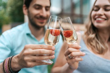 Çilekli soda içen çift.